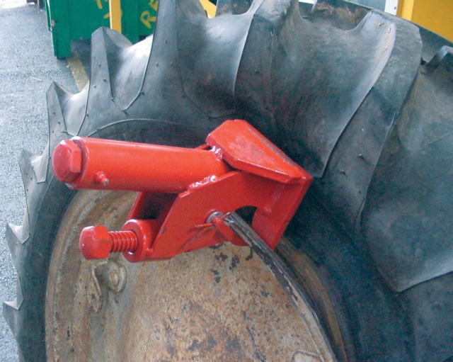 Détalonneur hydraulique pour décoller le talon des pneus poids lourds et  tracteurs